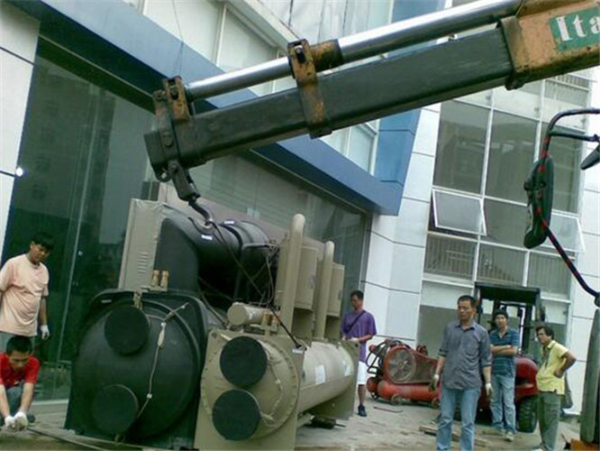 万全区随车吊和汽车吊的核心区别是什么？哪种更省钱？